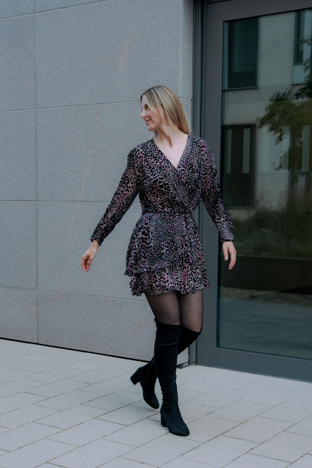 Elegantes Leo-Cocktailkleid mit femininer Note - Schwarz/Rosa