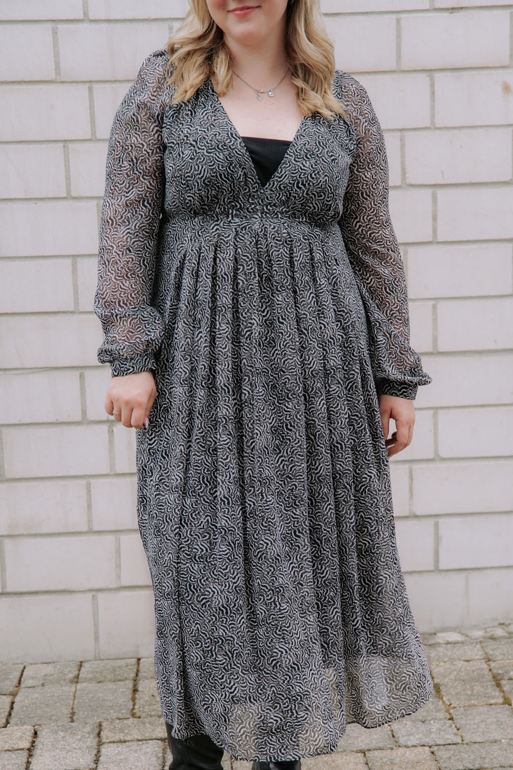 Elegantes Midikleid mit Muster - Schwarz/grau/weiß