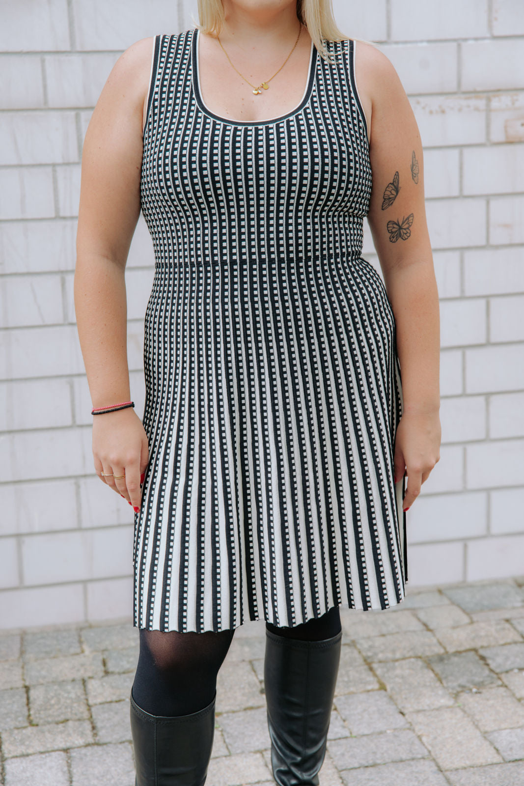 Elegantes schwarzes Midikleid - Schwarz/Weiß