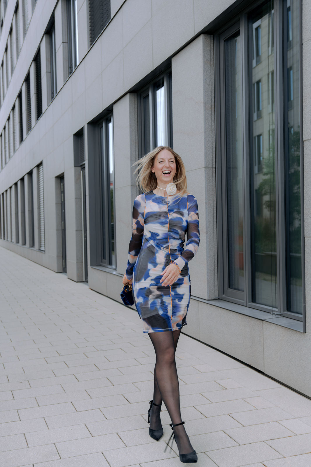 Elegantes gerafftes Kleid mit modernem Muster - blau/schwarz/orange
