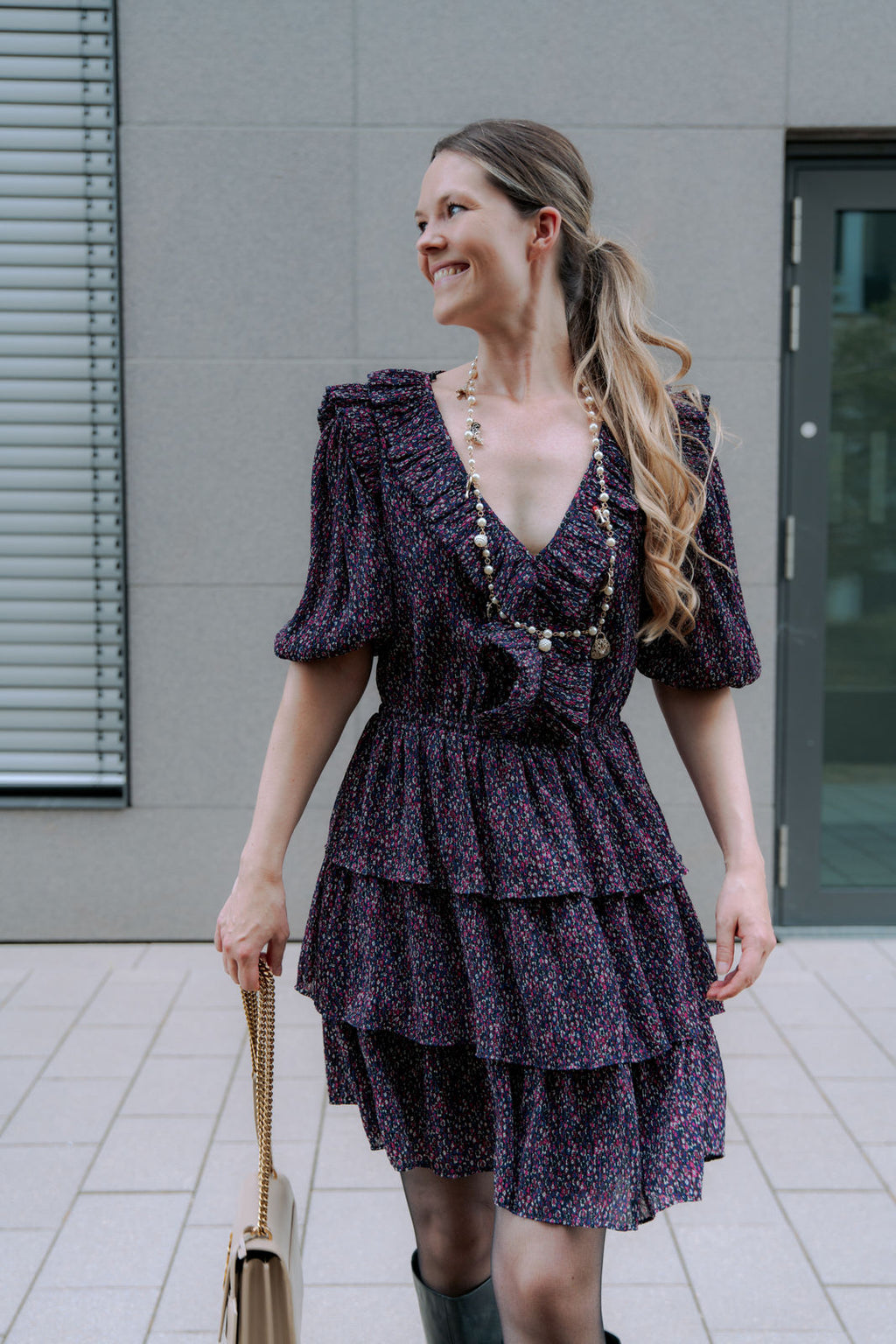 Elegantes Stufen-Midikleid mit Muster - pink/lila Blumenmuster