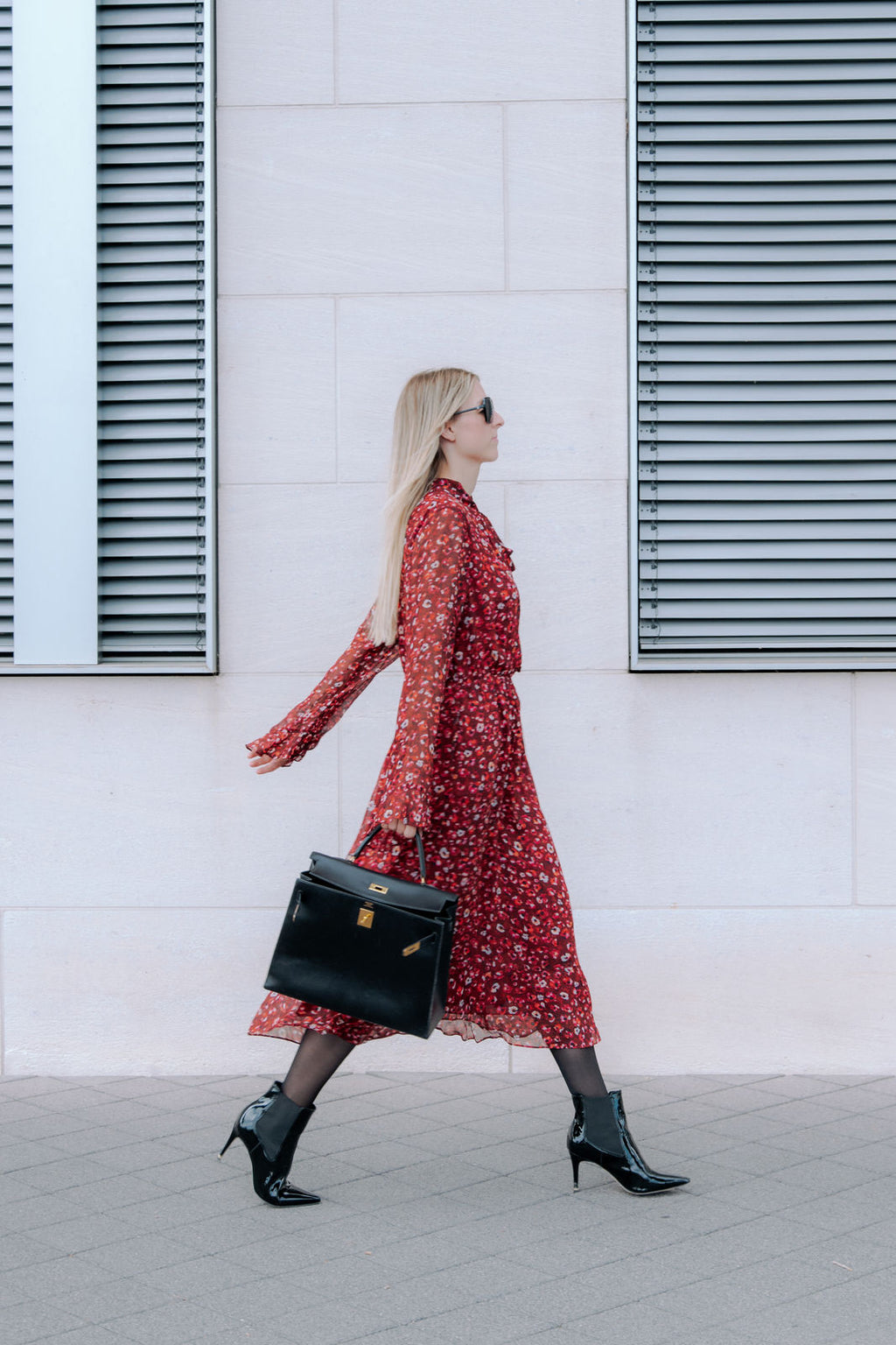 Elegantes Cocktailkleid mit modernem Blumen-Design - rot