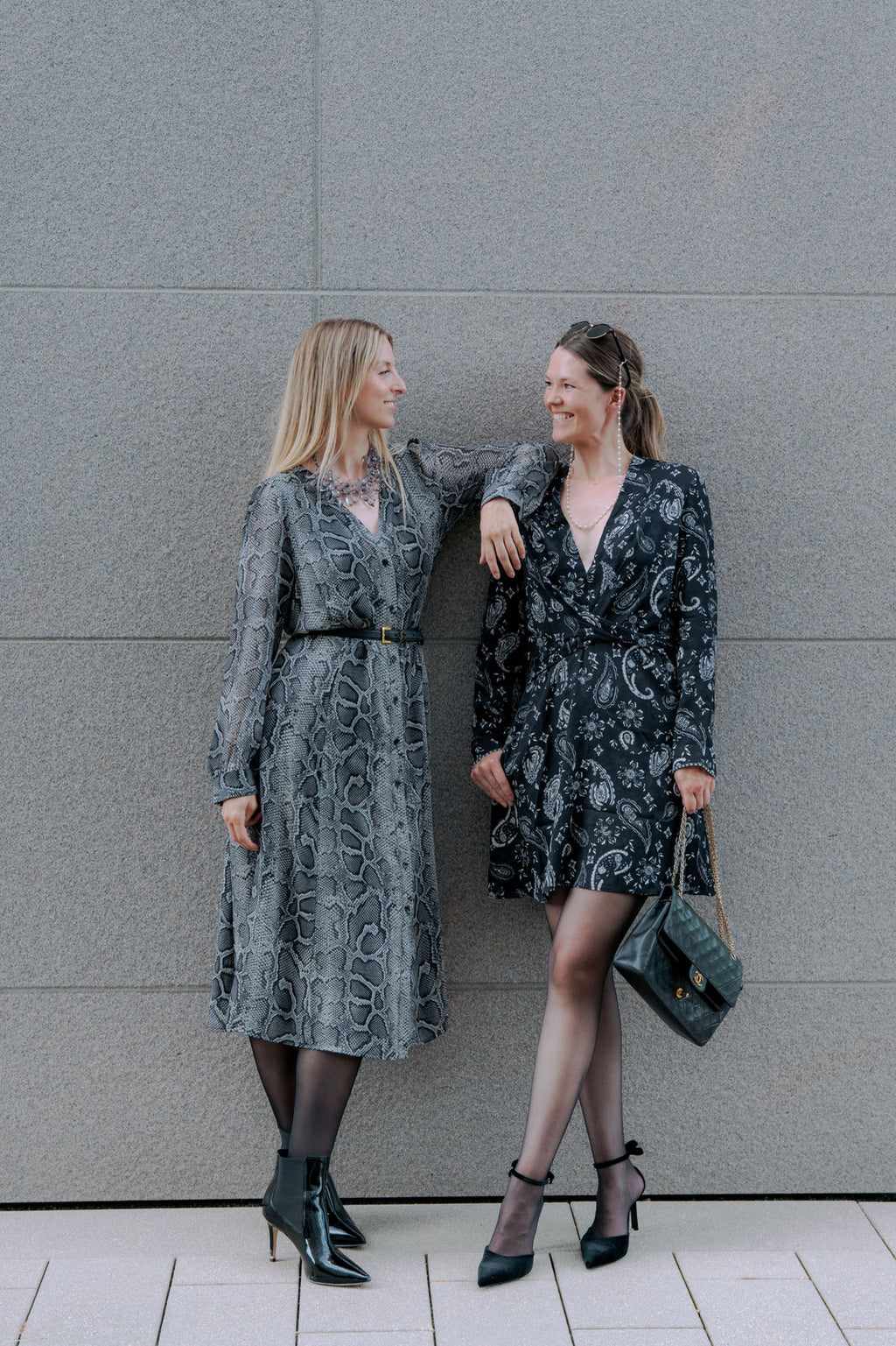 Elegantes Midikleid mit Schlangenprint - Grau/Schwarz