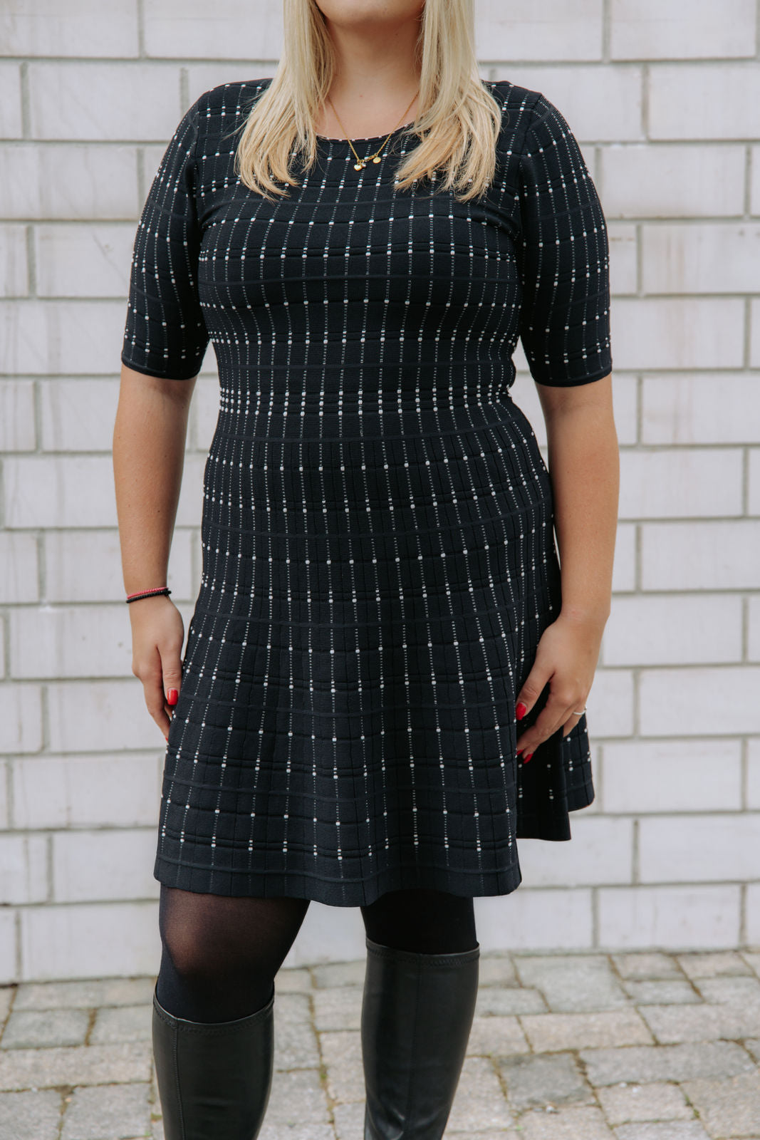 Elegantes schwarzes Designer-Midikleid - Schwarz/Weiß