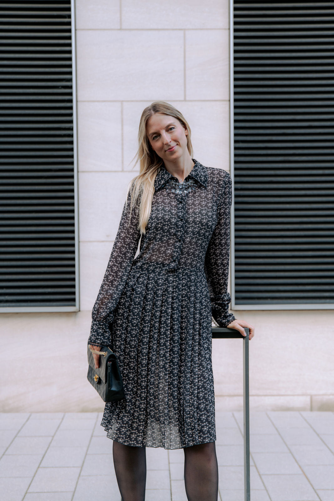 Elegantes Midikleid mit femininer Silhouette - Schwarz