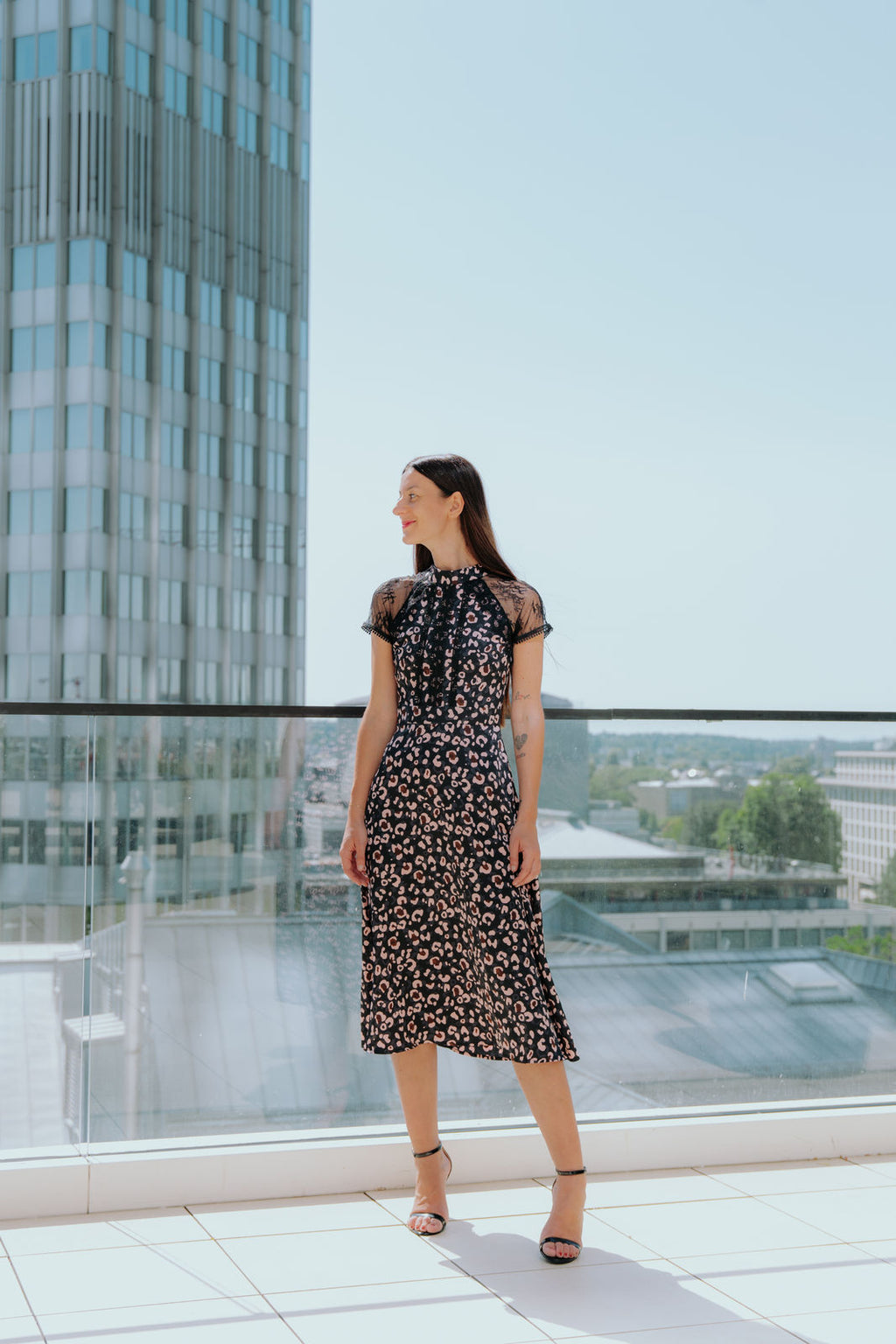 Romantisches Leo-Kleid mit Spitzen-Details - rosa/schwarz