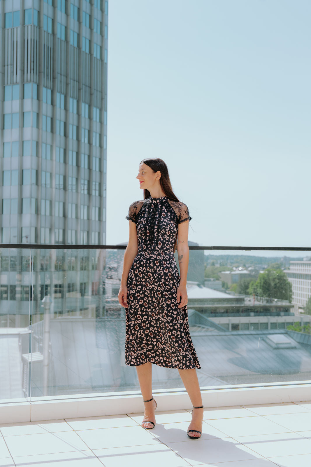 Romantisches Leo-Kleid mit Spitzen-Details - rosa/schwarz