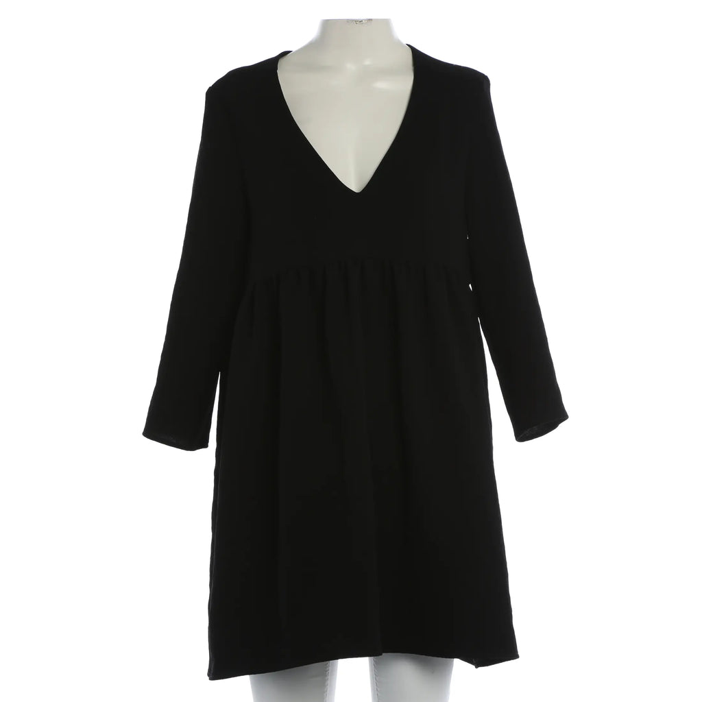 Elegantes schwarzes Midikleid mit femininem Schnitt - Schwarz