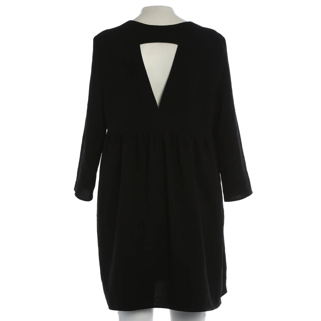 Elegantes schwarzes Midikleid mit femininem Schnitt - Schwarz