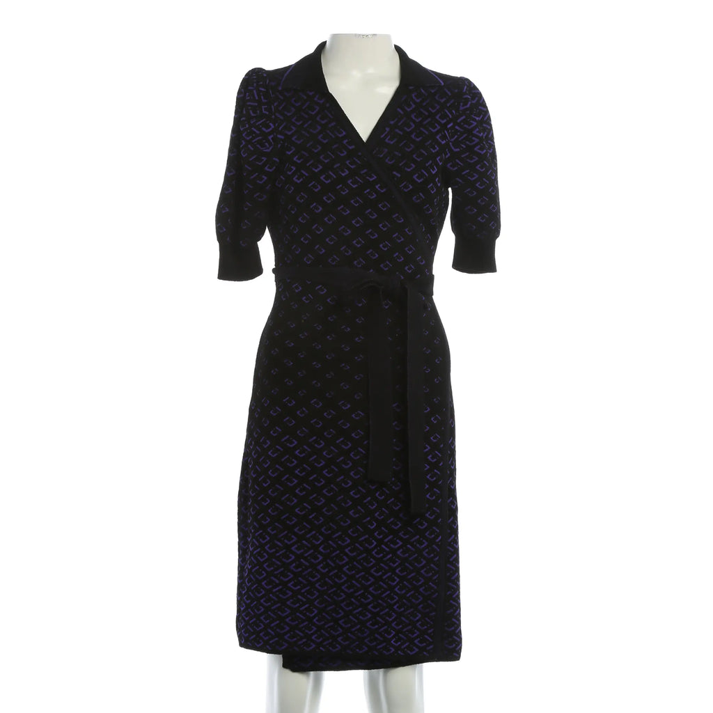 Elegantes schwarzes Midikleid mit Wickeloptik - Schwarz/Lila