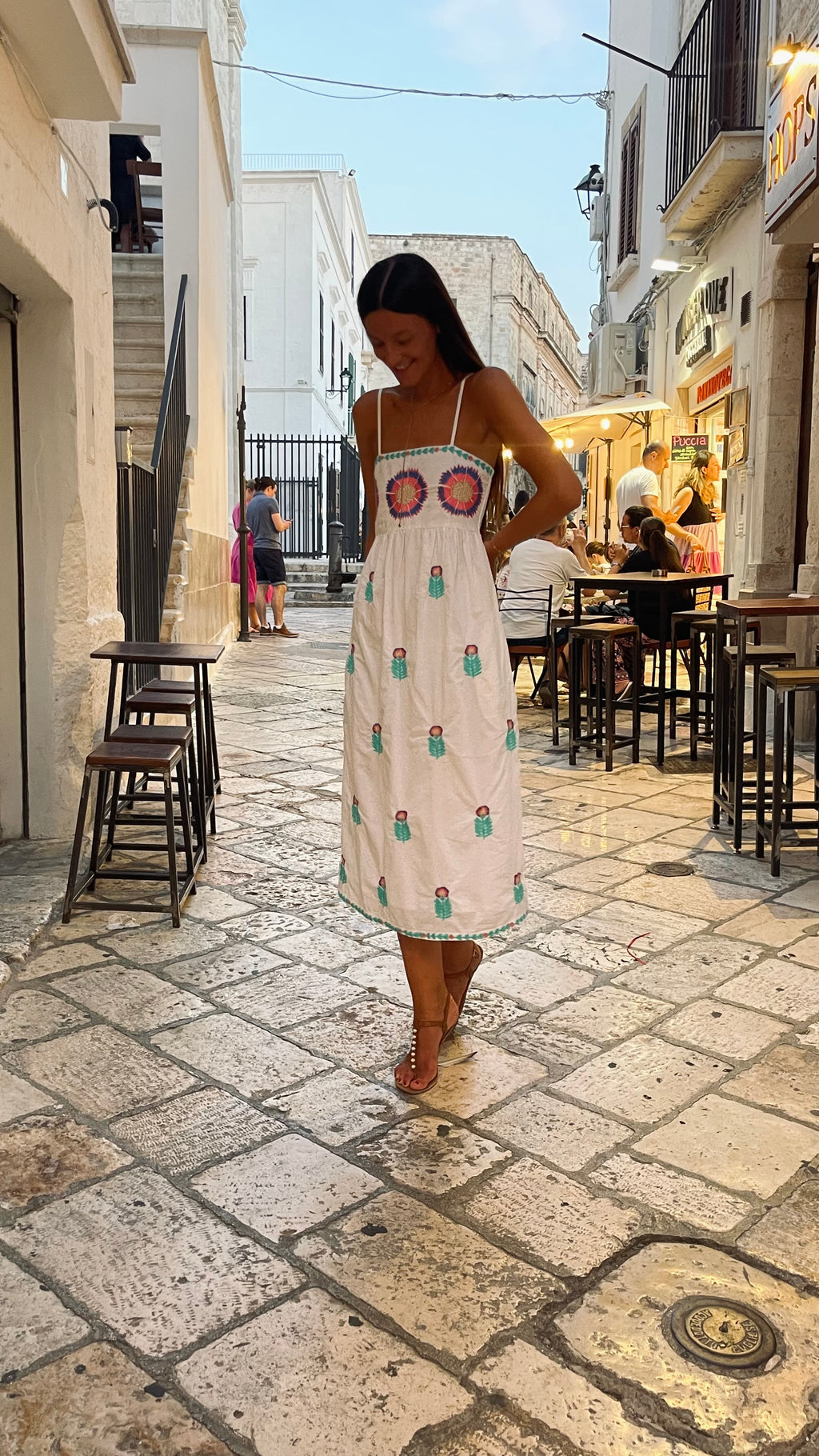 Sommerkleid mit Stickerei - Weiss/Muster