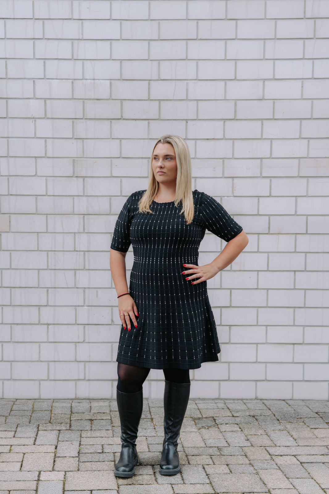 Elegantes schwarzes Designer-Midikleid - Schwarz/Weiß