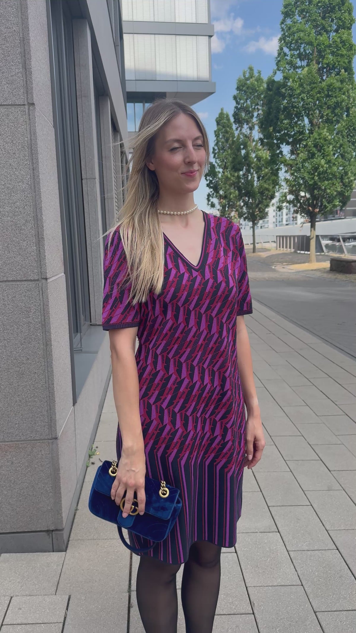 Elegantes Midikleid mit modernem Print - pink/lila/schwarz