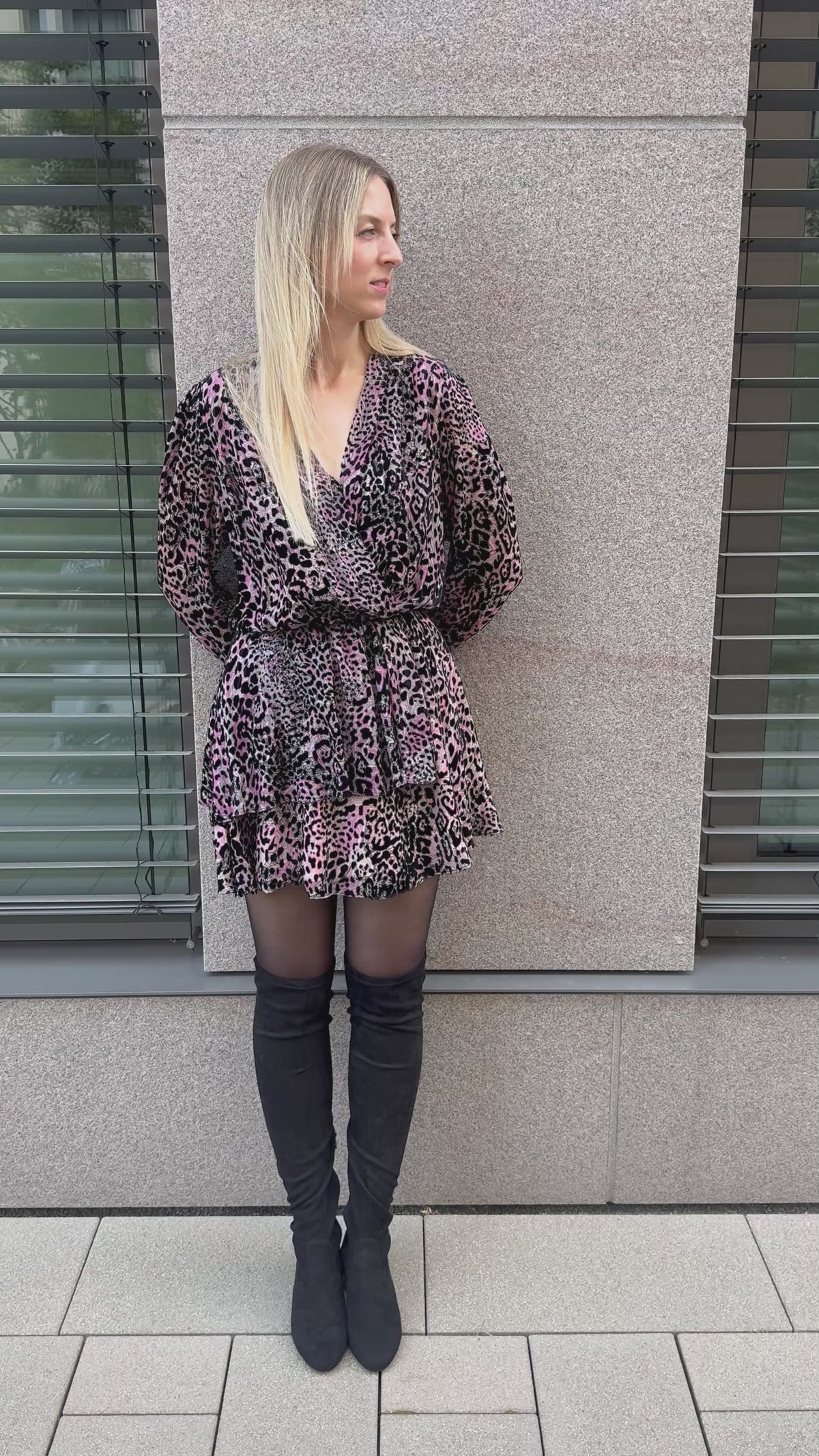 Elegantes Leo-Cocktailkleid mit femininer Note - Schwarz/Rosa