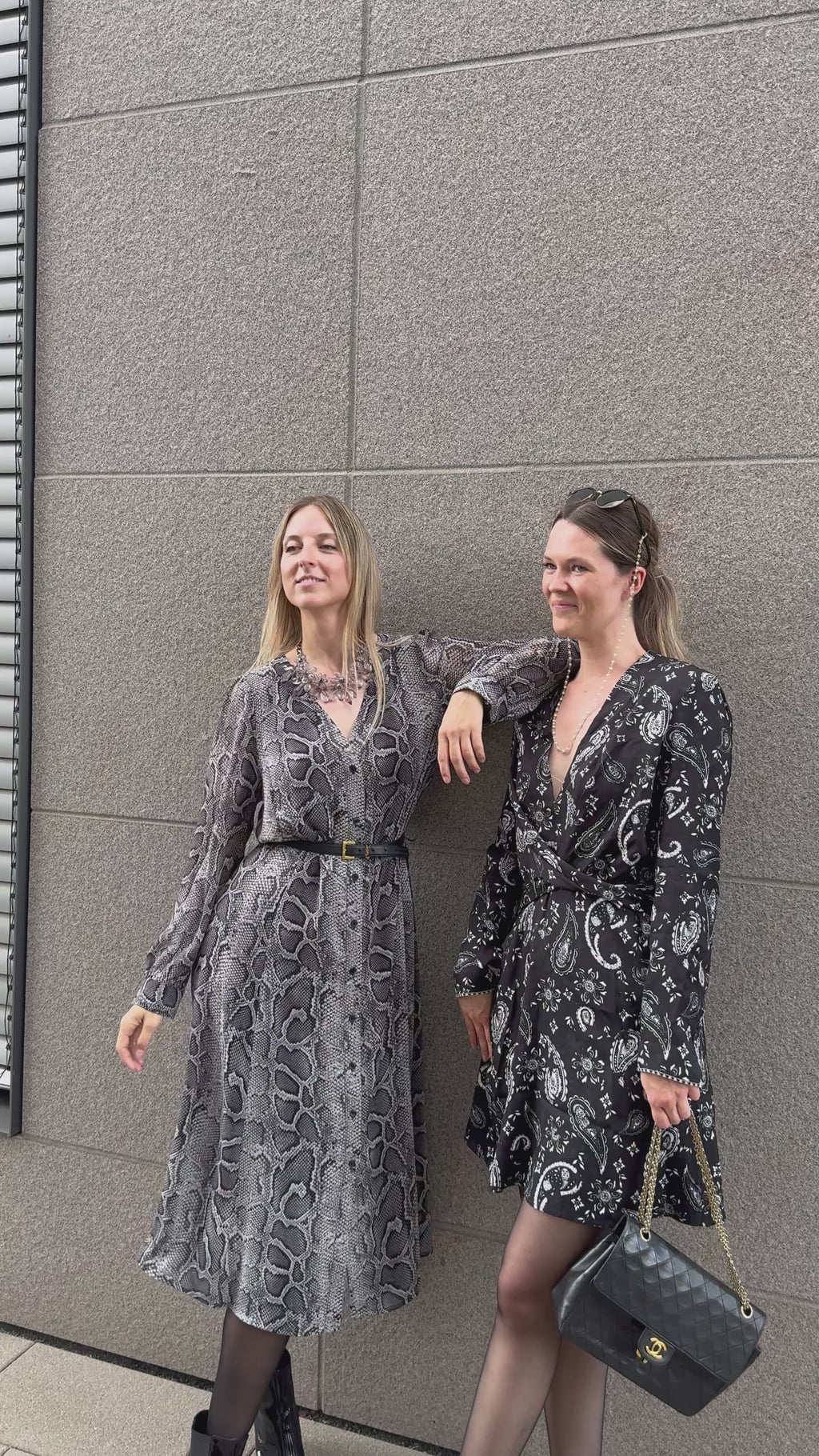 Elegantes Midikleid mit Schlangenprint - Grau/Schwarz