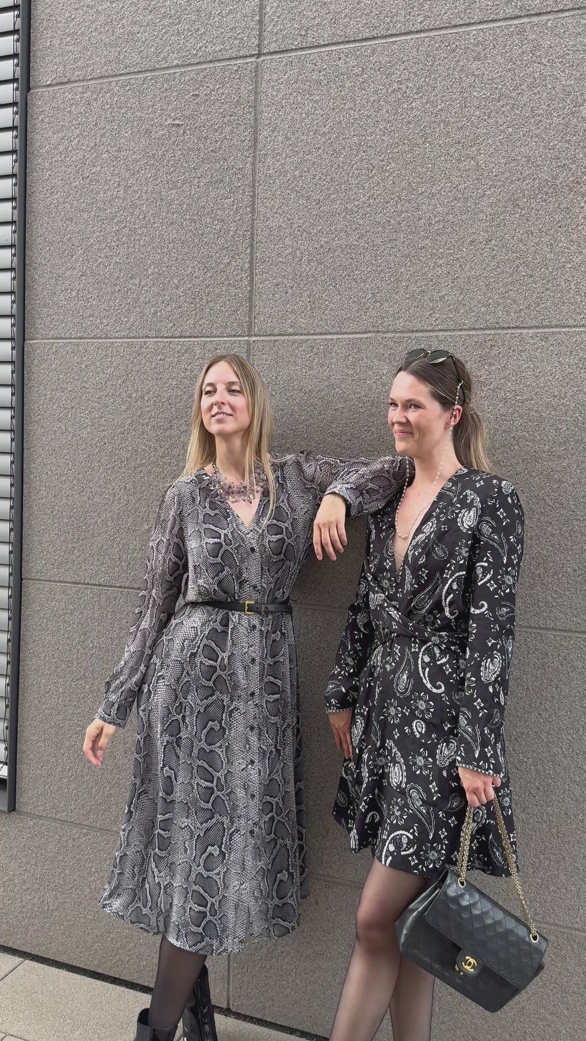 Elegantes Midikleid mit Schlangenprint - Grau/Schwarz
