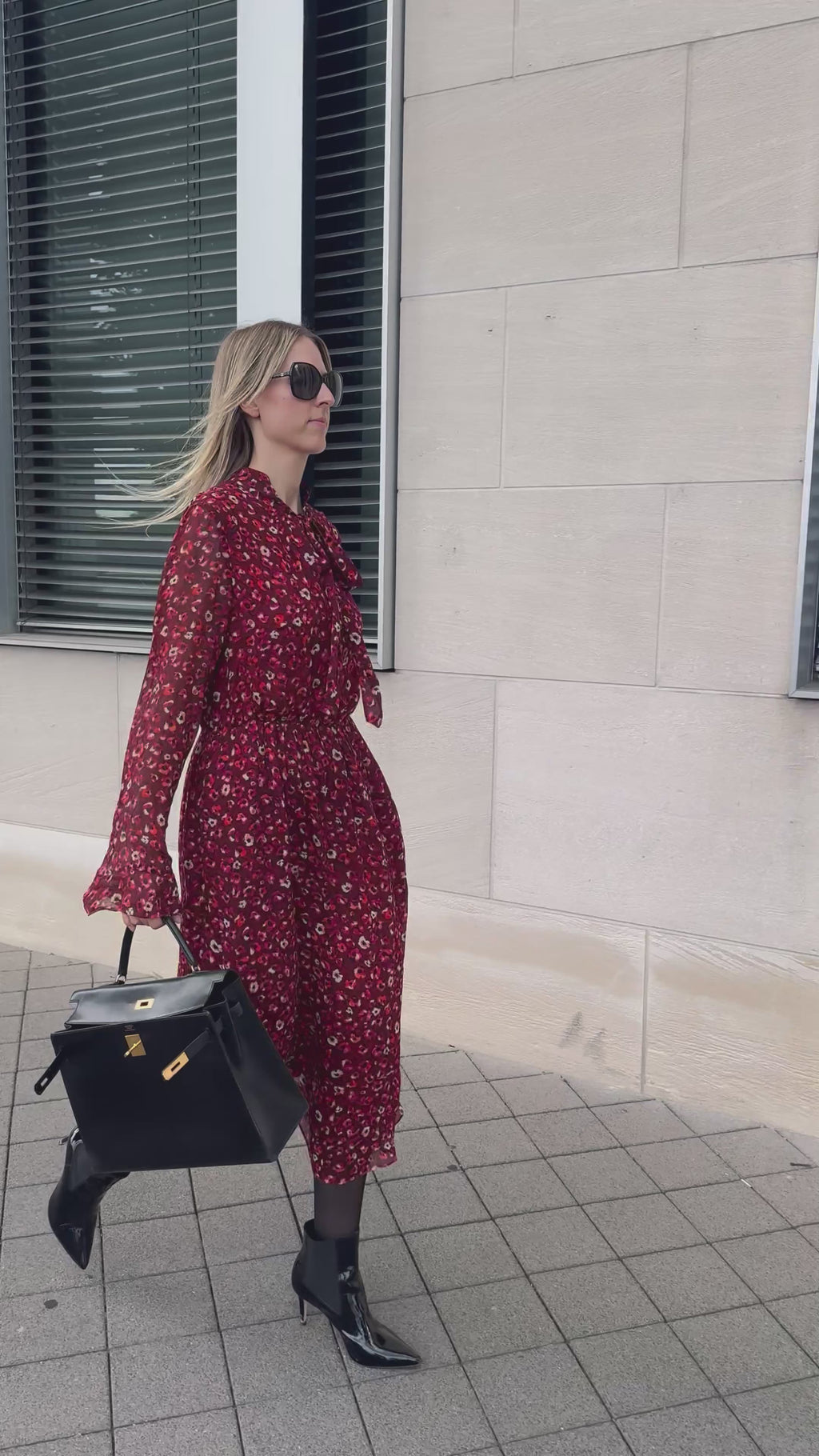 Elegantes Cocktailkleid mit modernem Blumen-Design - rot