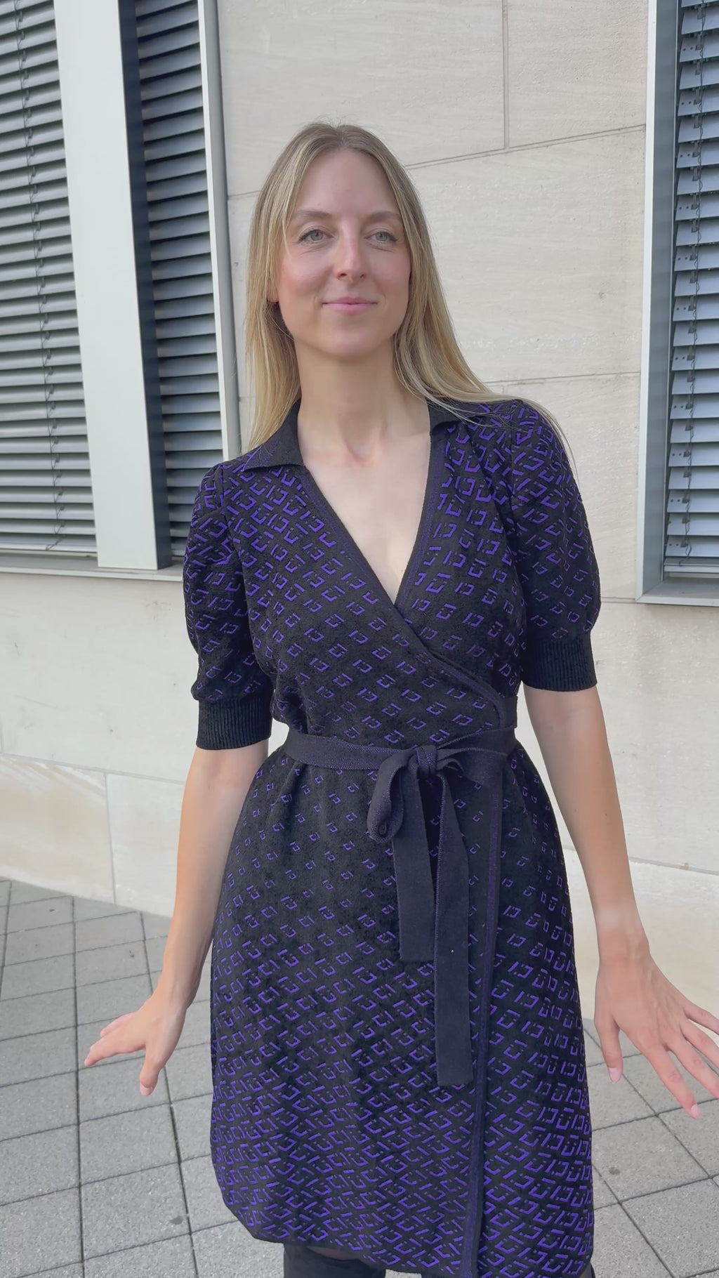 Elegantes schwarzes Midikleid mit Wickeloptik - Schwarz/Lila
